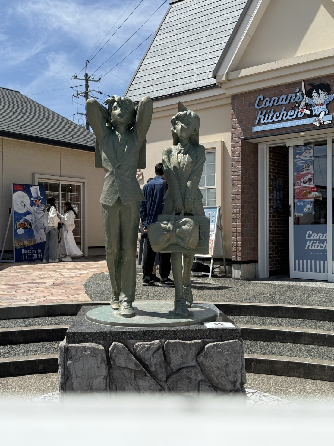 工藤新一と蘭の像